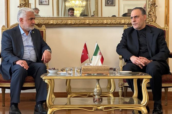 zekeriya-yapicioglundan-iran-buyukelciligine-taziye-ziyareti.jpg