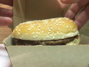 Big Mac’i sülfürik asit bile alt edemedi